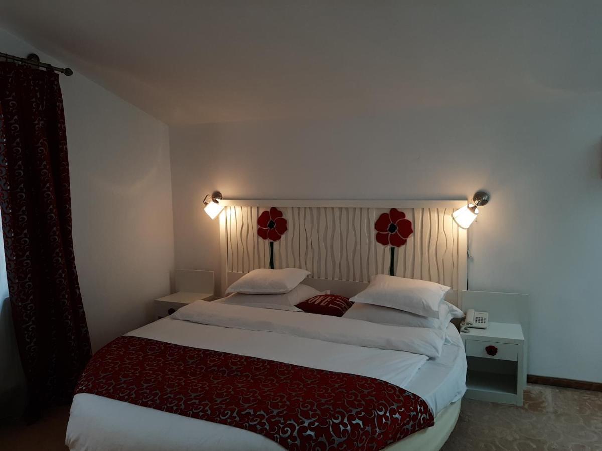 Hotel Condor Oravita Extérieur photo